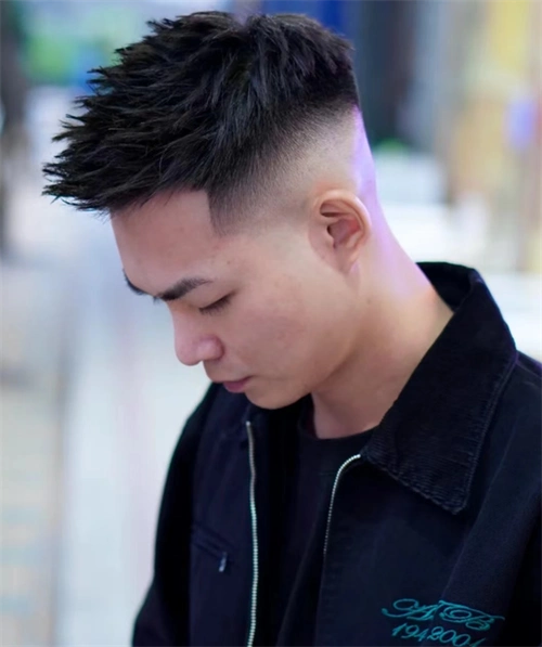 2023年流行前刺发型 帅气还是得靠这款_韩式男发 - 美发站