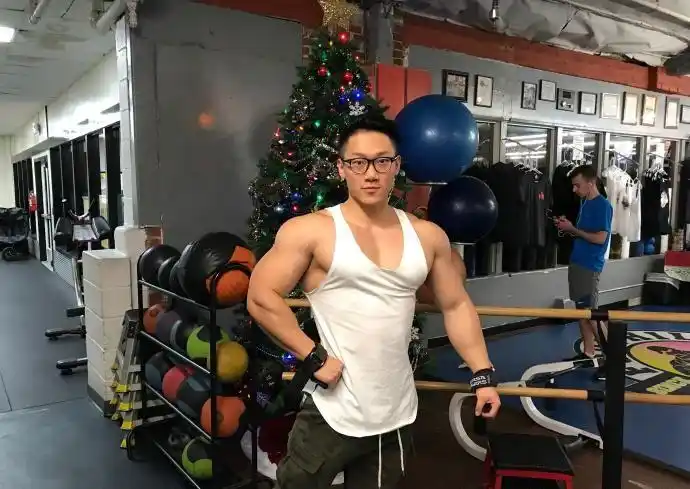 会跳舞的健体冠军练就背部肌肉圣诞树生活在美国的肌肉型男