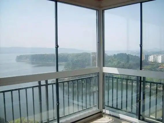 隐形阳台玻璃(隐形阳台玻璃窗安全吗)