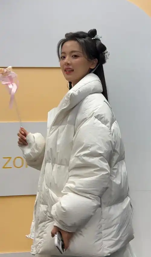 丨叮～去酱在工位附近捕捉到两张可爱杨超越生图!