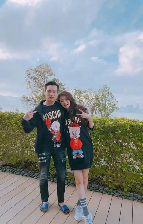 安以轩产后20多天就出街,穿短裤四肢纤细如少女,38岁辣妈不简单_白色