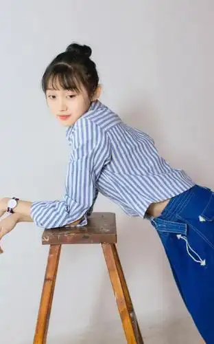 曲芷含穿上了直筒牛仔裤搭配了一件卫衣凸显出了时尚感