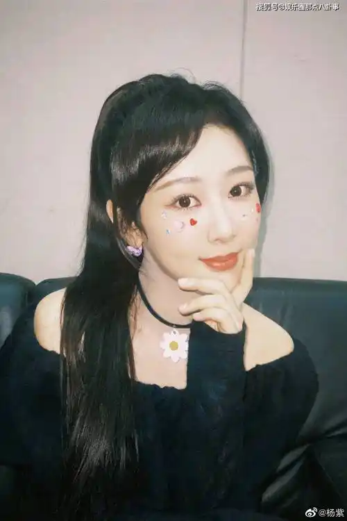 杨紫穿一字肩扎高马尾嘟嘴拍照俏皮可爱
