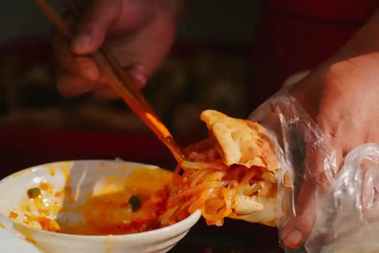 几乎每个人第一想到的就是方锅盔,锅盔里夹着中华名小吃"川北凉粉",让