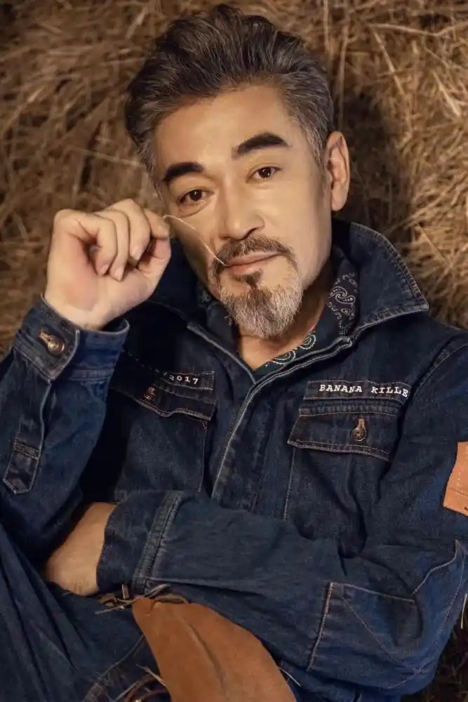 演员何涌生曝光秋日写真,型男大叔尽显复古时尚魅力