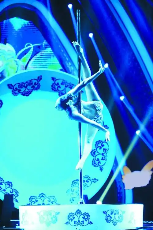 19岁的长沙姑娘周钧表演的艺术钢管舞