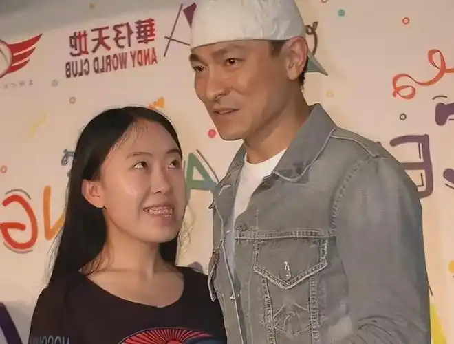 16岁追星刘德华,父亲留下遗书跳海自杀,今45岁做超市导购员|杨丽娟|刘