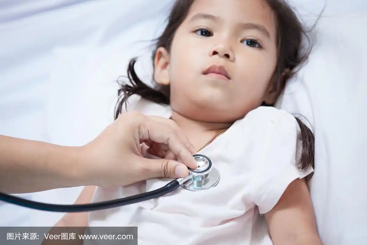 儿科医生用听诊器检查亚洲小女孩的心脏
