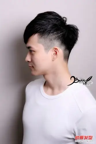 两款男生两侧削底发型设计 斜庞克和背头发型(2)