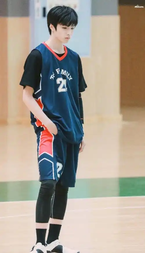 刘耀文别帅丝我篮球服造型路透,是有什么打篮球环节吗?