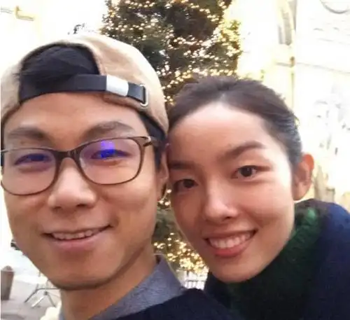 随后孙菲菲老公亮子转发道"十年风雨,承蒙不弃!".