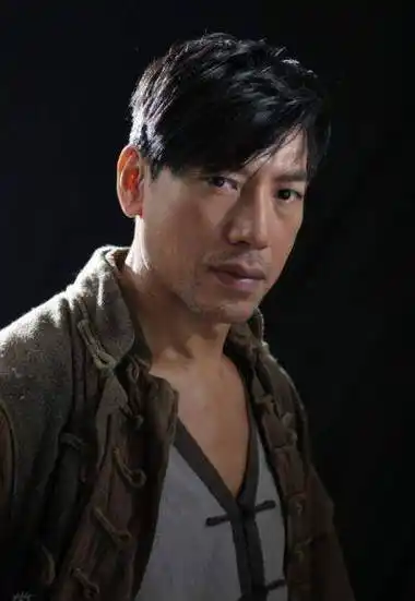 现在看来导演的眼光还是很正确的,张耀扬身高超过了180,作为男生来说