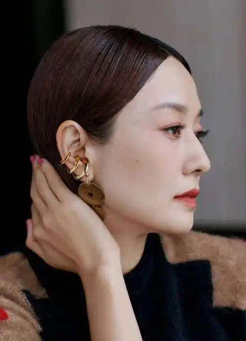 马伊琍秋日暖意写真释出 穿拼接毛衣展温柔气质_棕色_草地_笑容