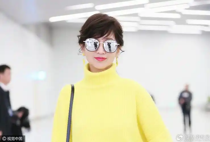 65岁赵雅芝鹅黄毛衣颜值逆天短裤搭高筒靴变时尚icon