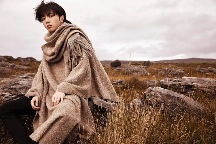 消息华晨宇实体专辑新图释出完美展现新世界我主宰的气势