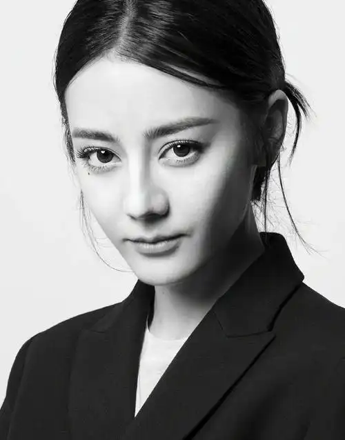 迪丽热巴黑白西装大片