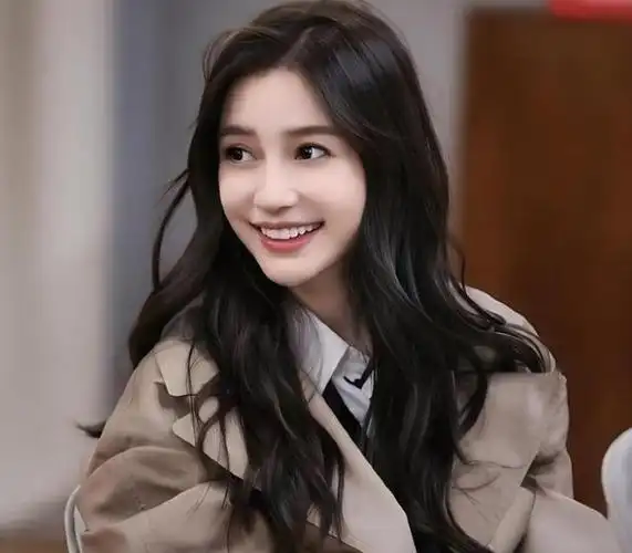 杨颖晒全家福庆生7岁小海绵正脸照首曝光像极黄晓明