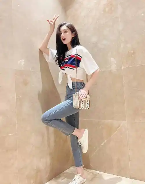 古力娜扎晒日常私服照,身穿露腰白t搭紧身牛仔裤,她的衣品如何