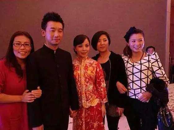 王二妮全家近照老公长相帅气妹妹美貌不输王二妮令人羡慕