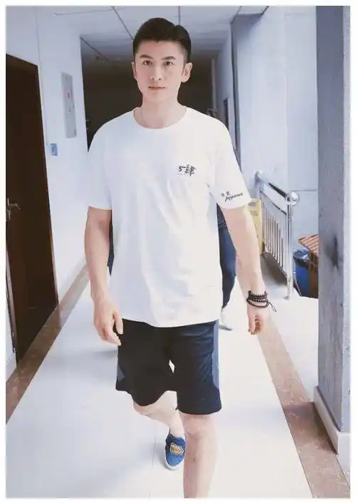 张云龙穿紫色印花衬衫,颜值身材人间一绝,让其他男生都看酸了_时尚