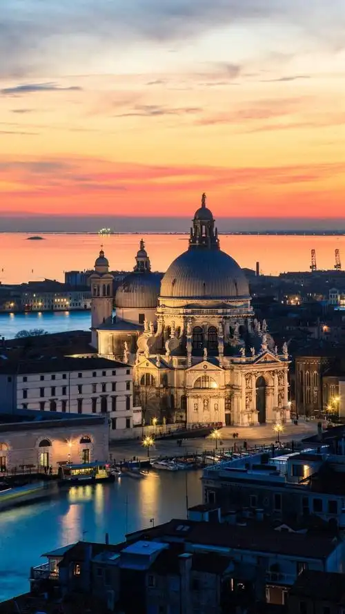 圣马可大教堂是威尼斯著名的历史建筑,曾有"世界上最美的教堂"之称.