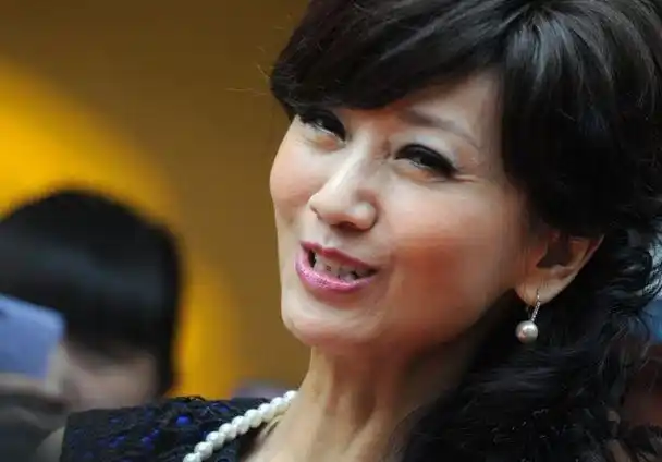 赵雅芝出席活动优雅亮相 眼角皱纹尽显露老态,依旧风韵犹存!