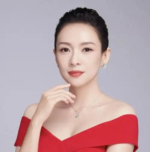 章子怡去高奢酒店穿黑色短裙踩拖鞋被嘲6岁醒醒身高超她腰部