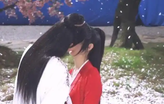 有翡1月21日曝赵丽颖和王一博甜吻花絮颖宝婚后更羞涩了