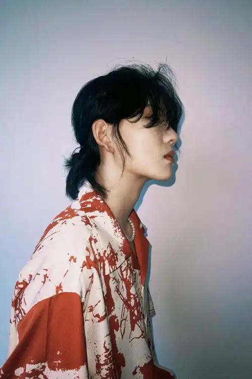 陆柯燃身着红白花纹衬衫帅气出镜,搭配珍珠项链复古又时髦