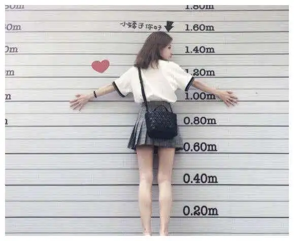 别再说冯提莫一米五了!看她穿10cm超短裤秀长腿,哪里像一米五?