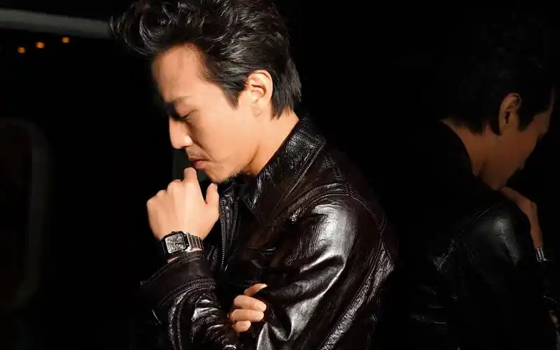 2018年11月22日,邓超出席于上海西岸呈献的卡地亚santos之夜