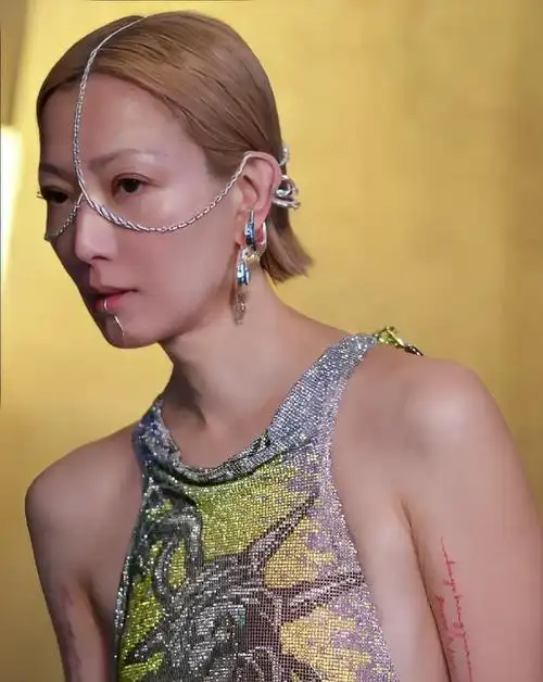 郑秀文头顶铁链,嘴挂鱼钩穿露屁股装,网友:哗众取宠太丢人!