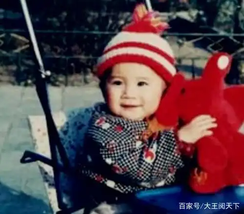 照片上小时候的林更新抱着红色大象,对着镜头笑的样子,好可爱啊,简直