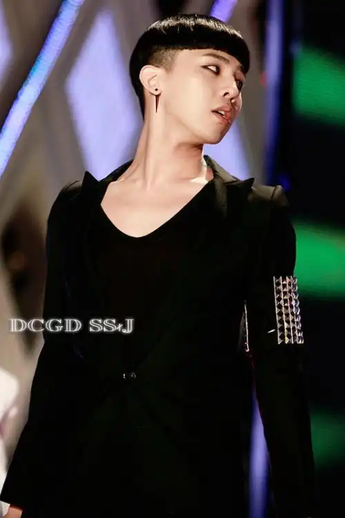 跪求权志龙最新发型图,不要之前的黄毛