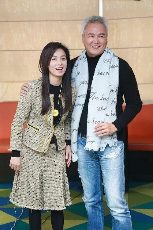 张庭与老公合照好似"父女",穿得小香风套装挺普通,但气质挺好
