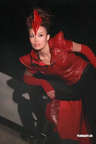 图文:容祖儿变身未来战士-容祖儿弯腰侧视