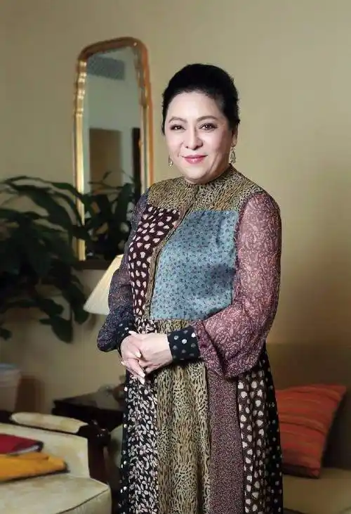 向太陈岚跟儿子现身,身材臃肿再加上标志性短卷发,真成奶奶了