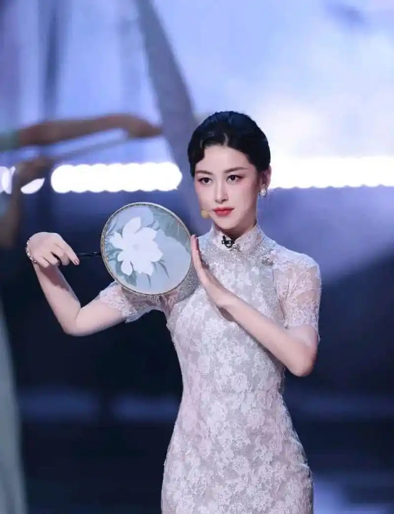 近日,贾静雯,朱珠,刘雅瑟,谢娜身穿旗袍跳舞.