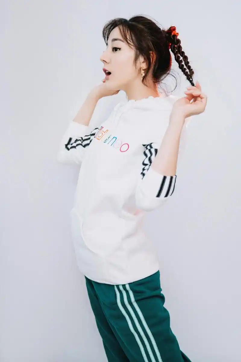 迪丽热巴穿"校服裤"扮少女,配白色连帽卫衣美回18岁,俏皮的"小脏辫"太