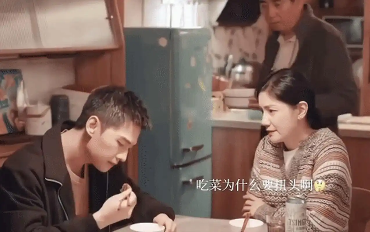 杨洋吃饭这段演技封神了  被网友评价:没见过这么爱耍帅的,为了展示