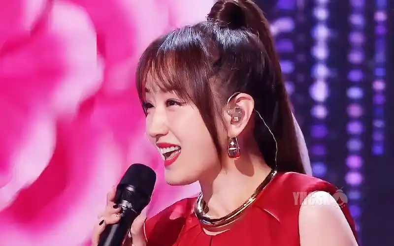 杨钰莹献唱芒果小年夜,仙侠风造型太美,再现晚会收视锦鲤属性