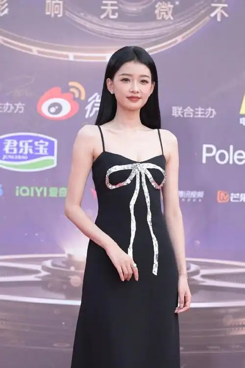 孙怡胸前的蝴蝶结##孙怡红毯生图状态