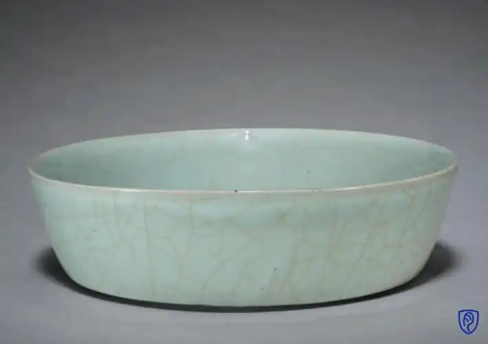 左:南宋 官窑青釉圆洗 | 故宫博物院藏右:元 景德镇窑蓝釉白龙纹盘