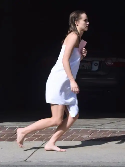 174cm苏琪裹一块布就出门光脚抢镜