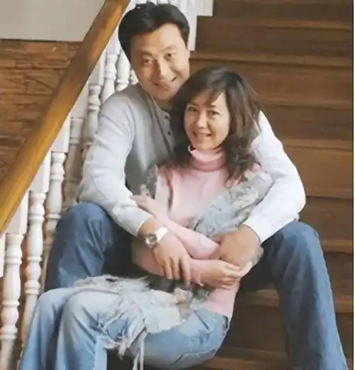 花9块钱娶初恋,成名后把妻子宠成宝,出道26年零绯闻_任程伟_黄磊_父亲