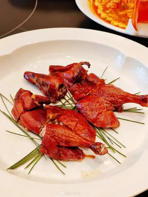 中式风格的包房,环境典雅奢华,雅致静谧.