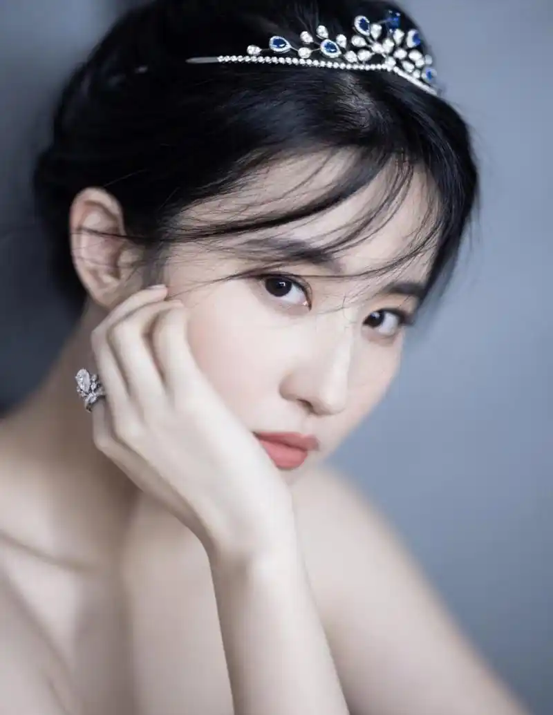 看刘亦菲侧脸冷颜欲动,仙气飘飘,超凡脱俗,不愧是神仙姐姐!