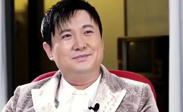 年轻时惊艳了时光,如今却"胖成老伙",这8位发福的男星可惜了