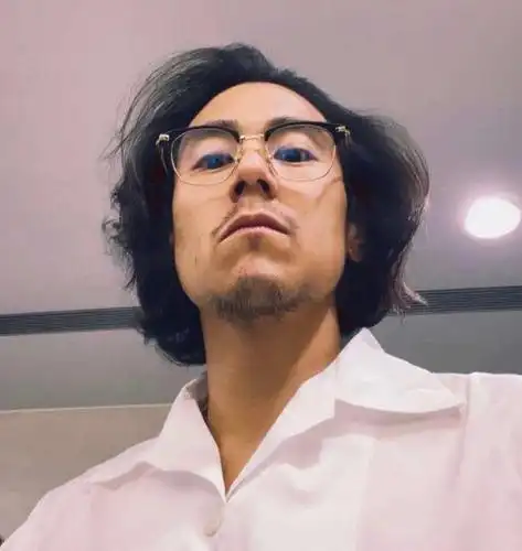 彭于晏仗着颜值高,不开美颜相机怼脸,马脸即视感太真实