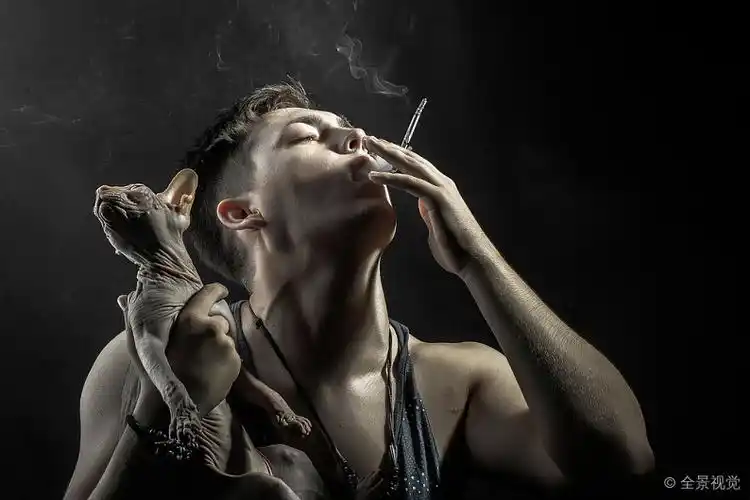 吸烟_人_猫_男青年_香烟_拿着_黑色背景_背景_高清图片_全景视觉